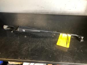 Used Front wiper arm Mercedes E (W211) 2.7 E-270 CDI 20V Price on request offered by Tijdeman Mercedes Onderdelen