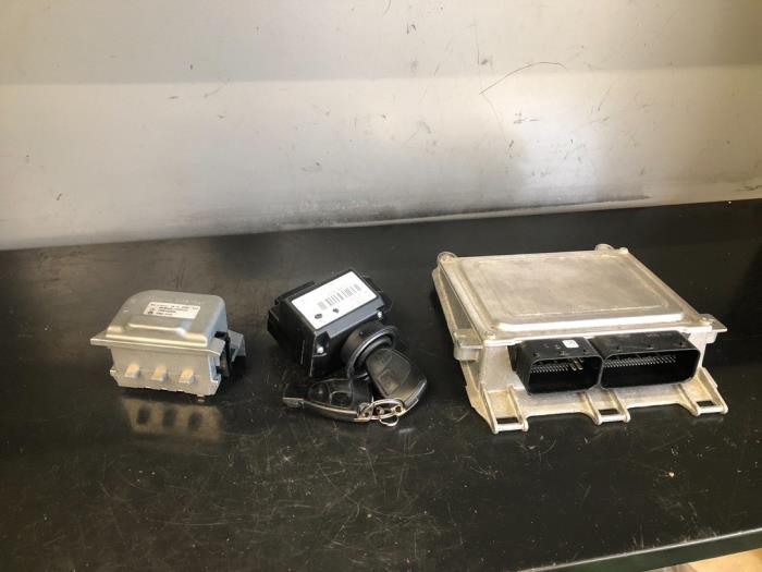 Used Ignition lock + computer Mercedes B (W245) 1.7 B-170 16V Price on request offered by Tijdeman Mercedes Onderdelen