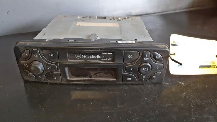 Radio van een Mercedes-Benz Vito (639.7) 2.2 111 CDI 16V 2006