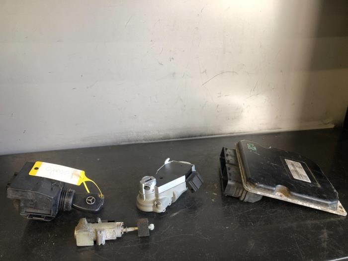 Used Ignition lock + computer Mercedes C Combi (S203) 1.8 C-200K 16V Price on request offered by Tijdeman Mercedes Onderdelen