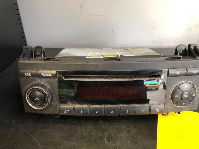 Radioodtwarzacz CD z Mercedes-Benz A (W169) 2.0 A-160 CDI 16V 2006