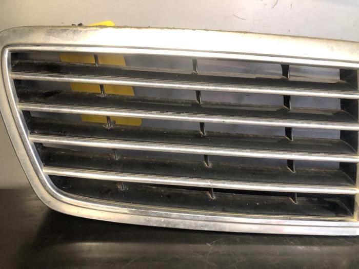 Grille from a Mercedes-Benz C Combi (S203) 2.2 C-220 CDI 16V 2007