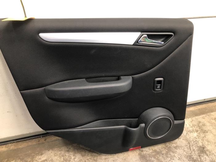 Türverkleidung 4-türig links hinten van een Mercedes-Benz B (W245) 2.0 B-200 CDI 16V 2008