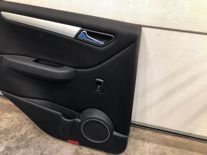 Türverkleidung 4-türig links hinten van een Mercedes-Benz B (W245) 2.0 B-200 CDI 16V 2008