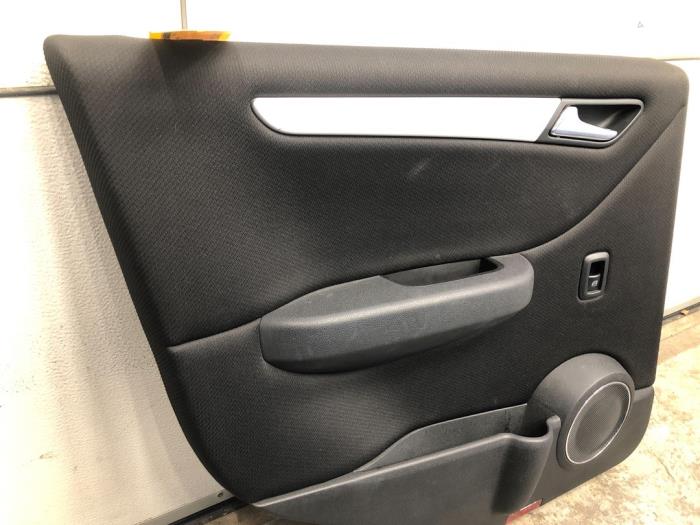 Türverkleidung 4-türig links hinten van een Mercedes-Benz B (W245) 2.0 B-200 CDI 16V 2008