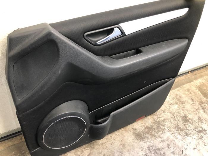 Türverkleidung 4-türig rechts vorne van een Mercedes-Benz B (W245) 2.0 B-200 CDI 16V 2008