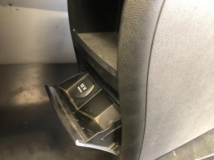 Middle console from a Mercedes-Benz B (W245,242) 2.0 B-200 CDI 16V 2008