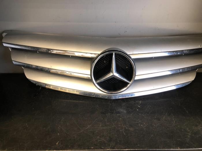 Grill van een Mercedes-Benz B (W245) 2.0 B-200 CDI 16V 2008