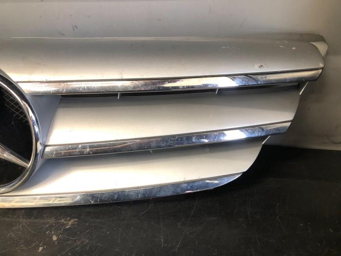 Grill van een Mercedes-Benz B (W245) 2.0 B-200 CDI 16V 2008