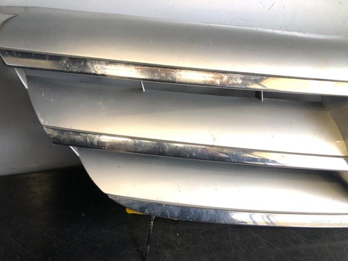 Grill van een Mercedes-Benz B (W245) 2.0 B-200 CDI 16V 2008