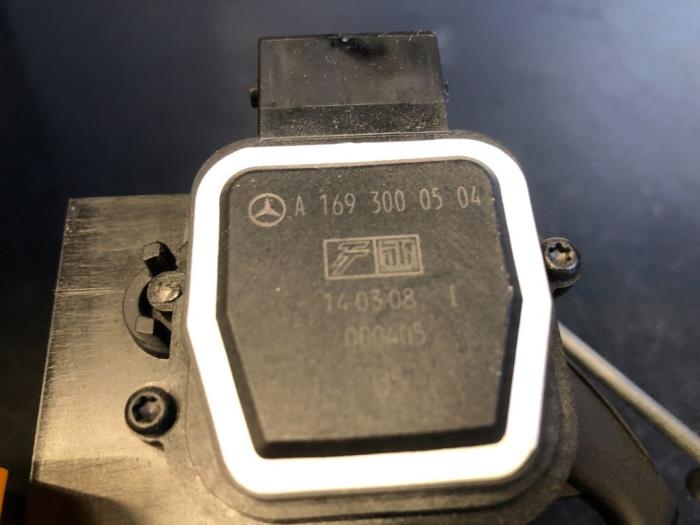Gaspedal van een Mercedes-Benz B (W245) 2.0 B-200 CDI 16V 2008