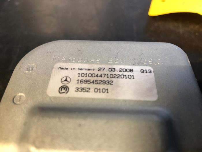 Zündschloss + Steuergerät van een Mercedes-Benz B (W245) 2.0 B-200 CDI 16V 2008