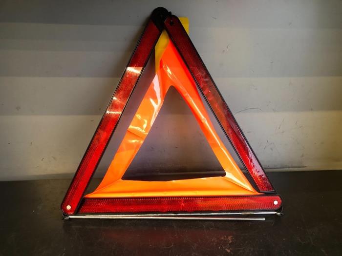 Warning triangle from a Mercedes-Benz B (W245,242) 2.0 B-200 CDI 16V 2008