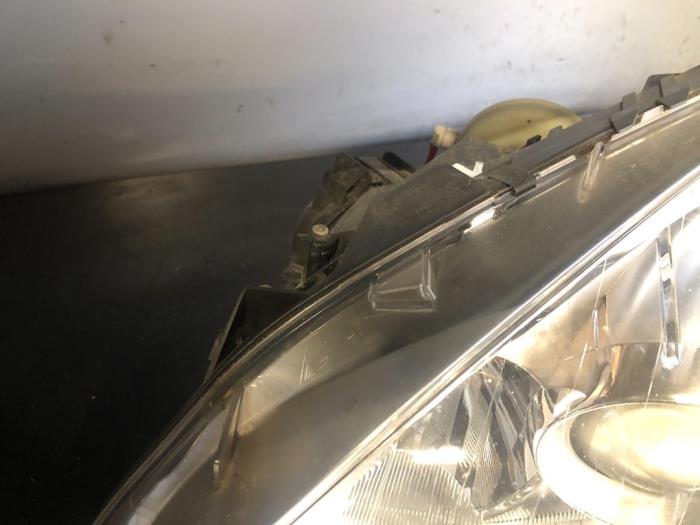 Scheinwerfer links van een Mercedes-Benz B (W245) 2.0 B-200 CDI 16V 2008