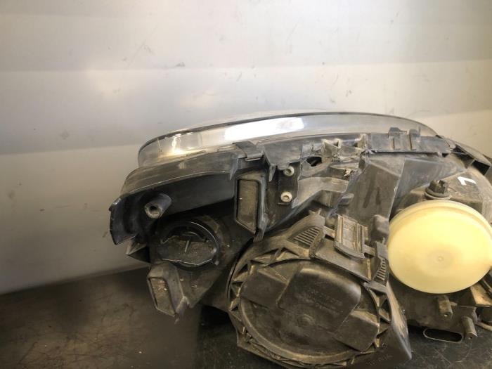 Scheinwerfer links van een Mercedes-Benz B (W245) 2.0 B-200 CDI 16V 2008