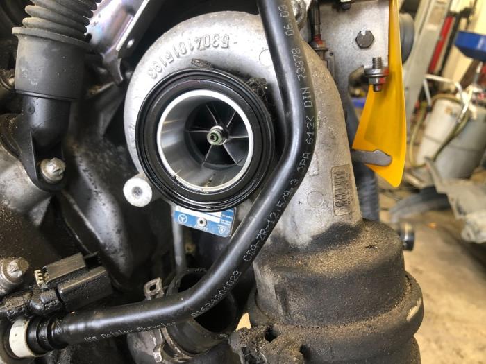 Turbo van een Mercedes-Benz B (W245) 2.0 B-200 CDI 16V 2008