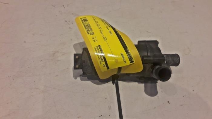 Begagnade Extra vattenpump Mercedes CLK (R209) 3.0 280 V6 18V Pris € 30,00 Marginaltabell erbjuds av Tijdeman Mercedes Onderdelen