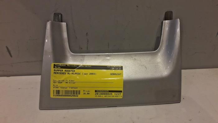 Begagnade Stötfångargrill Mercedes ML I (163) 400 4.0 CDI V8 32V Pris € 35,00 Marginaltabell erbjuds av Tijdeman Mercedes Onderdelen