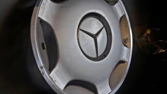Wheel cover (spare) from a Mercedes-Benz E (W124) 2.3 230 E 1992