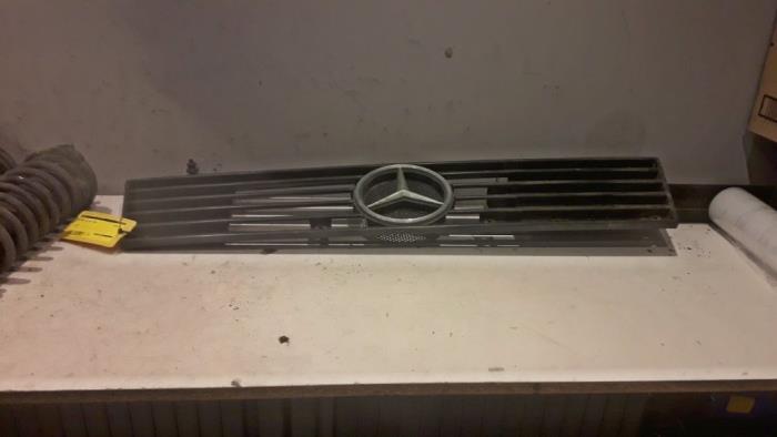 Używane Grill Mercedes MB 100D (631/643) MB 100D Cena € 40,00 Procedura marży oferowane przez Tijdeman Mercedes Onderdelen