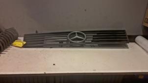 Gebrauchte Grill Mercedes MB 100D (631/643) MB 100D Preis € 40,00 Margenregelung angeboten von Tijdeman Mercedes Onderdelen