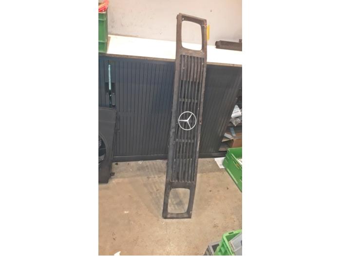 Używane Grill Mercedes L-Serie 2t (601) 210 Cena € 40,00 Procedura marży oferowane przez Tijdeman Mercedes Onderdelen