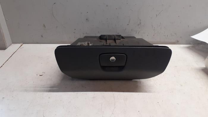 Begagnade Handskfack Mercedes Sprinter 3t (903) 308 CDI 16V Pris € 52,03 Inklusive moms erbjuds av Tijdeman Mercedes Onderdelen