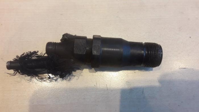 Usagé Injecteurs Mercedes Sprinter 2t (901/902) 208D Prix € 60,50 Prix TTC proposé par Tijdeman Mercedes Onderdelen