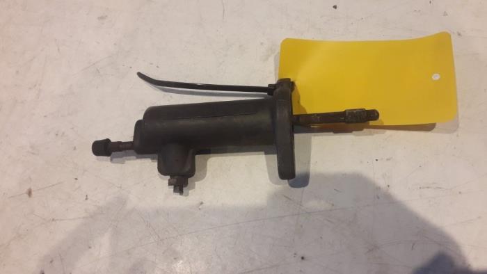 Clutch slave cylinder from a Mercedes-Benz C (W202) 1.8 C-180 16V 1996