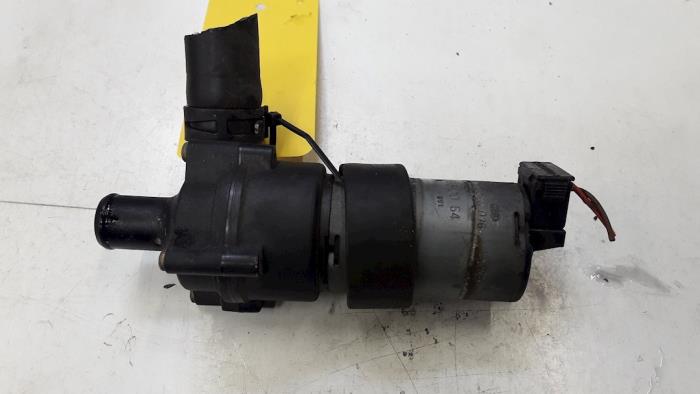 Begagnade Extra vattenpump Mercedes C (W203) 2.6 C-240 V6 18V Pris € 30,00 Marginaltabell erbjuds av Tijdeman Mercedes Onderdelen