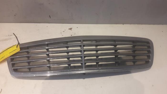 Używane Grill Mercedes C Combi (S203) 2.0 C-200K 16V Cena € 45,00 Procedura marży oferowane przez Tijdeman Mercedes Onderdelen