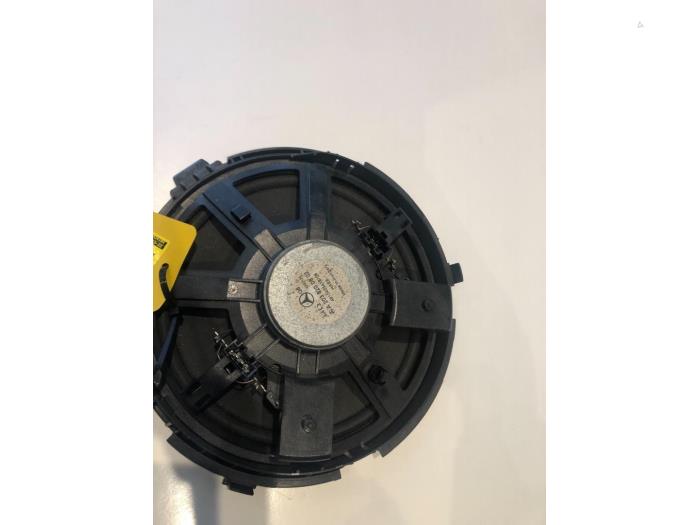 Używane Subwoofer Mercedes CLK (C209) 2.6 240 V6 18V Cena € 49,00 Procedura marży oferowane przez Tijdeman Mercedes Onderdelen