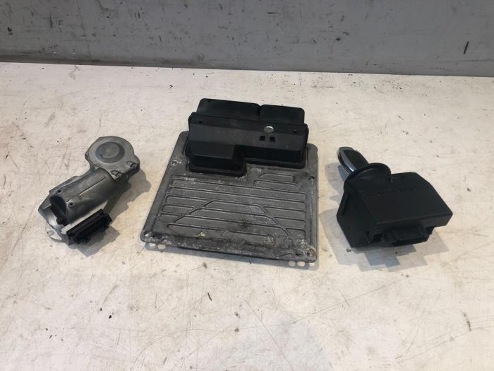Used Ignition lock + computer Mercedes C (W203) 1.8 C-180K 16V Price € 250,00 Margin scheme offered by Tijdeman Mercedes Onderdelen