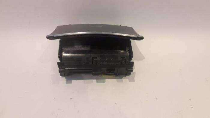 Begagnade Askkopp, fram Mercedes C (W203) 3.0 C-320 CDI V6 24V Pris € 20,00 Marginaltabell erbjuds av Tijdeman Mercedes Onderdelen