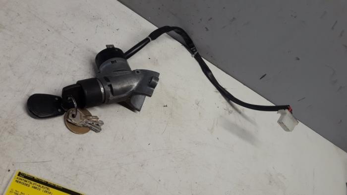 Używane Stacyjka + Kluczyk Mercedes Vario 815D.816D 12V Cena € 121,00 Z VAT oferowane przez Tijdeman Mercedes Onderdelen
