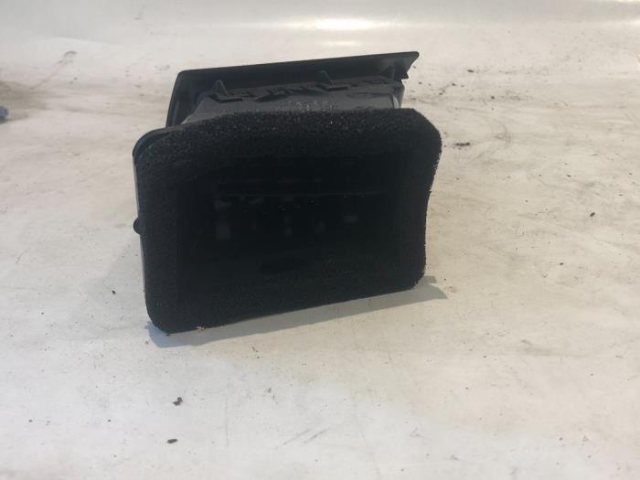 Dashboard vent from a Mercedes-Benz A (W169) 2.0 A-180 CDI 16V 2006