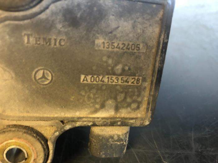 Sensor de nivel de aceite de un Mercedes-Benz A (W168) 1.6 A-160 2002