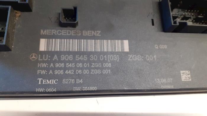 Fuse box from a Mercedes-Benz Sprinter 3,5t (906.63) 309 CDI 16V 2007