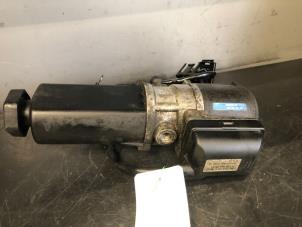 Used Power steering pump Mercedes A (W168) 1.6 A-160 Price on request offered by Tijdeman Mercedes Onderdelen