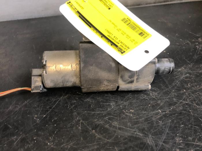Begagnade Extra vattenpump Mercedes CLK (R208) 3.2 320 V6 18V Pris på förfrågan erbjuds av Tijdeman Mercedes Onderdelen