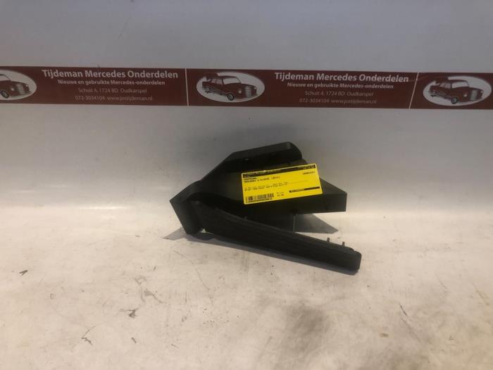 Accelerator pedal Mercedes E E180 1.6 Turbo 16V BlueEfficiency