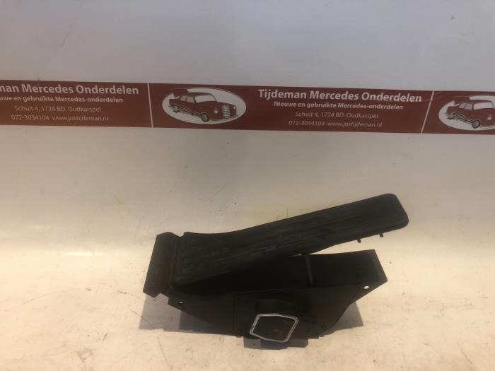 Accelerator pedal Mercedes E E180 1.6 Turbo 16V BlueEfficiency