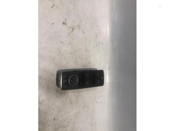 Usados Interruptor de ventanilla eléctrica Mercedes E (W212) E-180 1.6 Turbo 16V BlueEfficiency Precio € 49,00 Norma de margen ofrecido por Tijdeman Mercedes Onderdelen