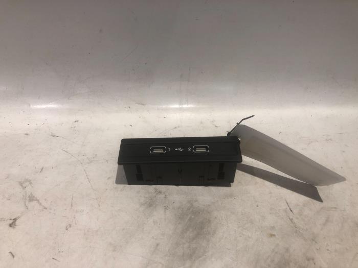 Używane Modul USB Mercedes C (C205) C-180 1.6 16V Cena € 25,00 Procedura marży oferowane przez Tijdeman Mercedes Onderdelen