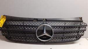 Gebrauchte Grill Mercedes Vito (639.7) 2.2 111 CDI 16V Preis € 42,35 Mit Mehrwertsteuer angeboten von Tijdeman Mercedes Onderdelen
