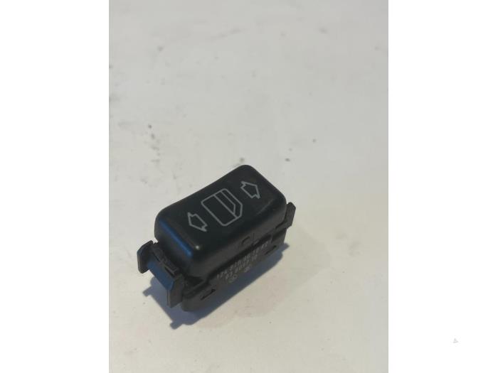 Usados Interruptor de ventanilla eléctrica Mercedes E Combi (S124) 3.0 300 TE Precio € 12,00 Norma de margen ofrecido por Tijdeman Mercedes Onderdelen