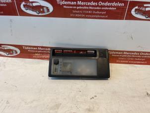 Usagé Eclairage intérieur avant Mercedes 190 (W201) 2.0 E Prix € 45,00 Règlement à la marge proposé par Tijdeman Mercedes Onderdelen