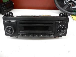 Usagé Radio/Lecteur CD Mercedes B (W245,242) 2.0 B-180 CDI 16V Prix € 90,00 Règlement à la marge proposé par Tijdeman Mercedes Onderdelen