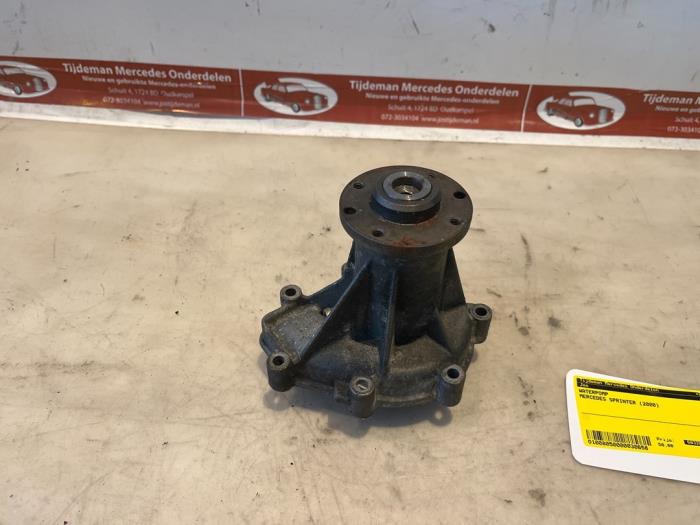 Begagnade Vattenpump Mercedes Sprinter 2t (901/902) 210D Pris € 50,00 Marginaltabell erbjuds av Tijdeman Mercedes Onderdelen