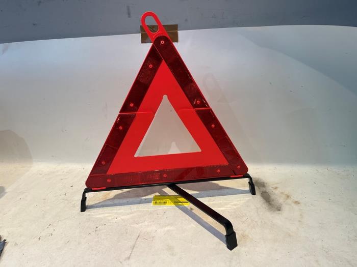 Warning triangle from a Mercedes-Benz C (W203) 1.8 C-180K 16V 2003